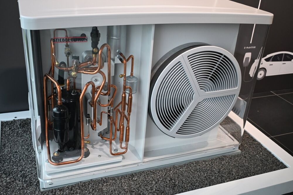 Wärmepumpen sind die effizienteste und umweltfreundlichste Lösung für Wohnkomfort. Dieses Modell ermöglicht einen Blick auf den Kältekreis.